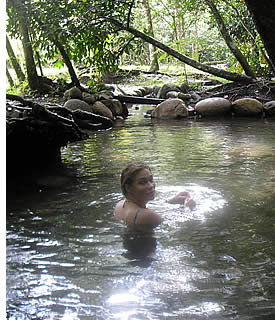 De Caldera Hot Springs heeft 4 natuurlijke thermale baden van verschillende temperaturen